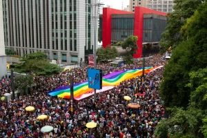 Parada do Orgulho LGBT+ volta à Paulista neste domingo após 2 anos e traz Pabllo Vittar, Ludmilla e Gretchen, entre outros;