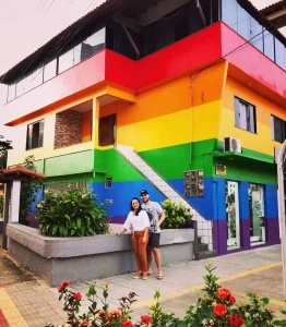 Dia do Orgulho LGBTQIA+: mãe pinta casa com cores do arco-íris para homenagear filho gay