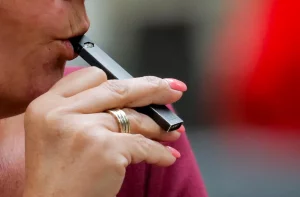 Anvisa mantém proibição do cigarro eletrônico e defende fiscalização do comércio ilegal; entenda regras