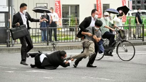 Ex-premiê Shinzo Abe morre após ser baleado no Japão