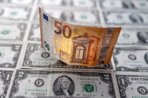 Euro cai abaixo da paridade em relação ao dólar pela 1ª vez em duas décadas