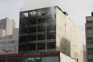 Após 40 horas, bombeiros interrompem trabalhos em prédio incendiado e voltam a interditar vias do Centro de SP por risco de desabamento