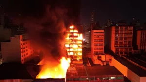 Incêndio de grande proporção atinge prédios comerciais no centro de SP