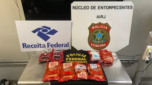 Mulher tenta embarcar com 4,1 kg de cocaína dentro de pacotes de café no Aeroporto do Galeão