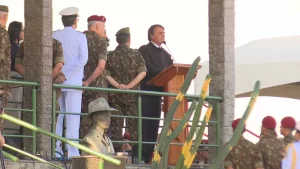 Durante solenidade militar no Rio, Bolsonaro fala em ‘entregar’ país para um presidente ‘bem lá na frente’