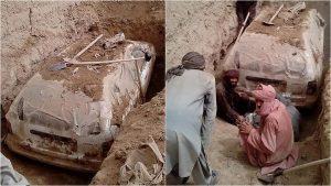 Carro utilizado por líder do Talibã em fuga após ataques de 2001 é desenterrado no Afeganistão