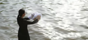 Funeral no mar: o que acontece com as cinzas dos mortos jogadas na água