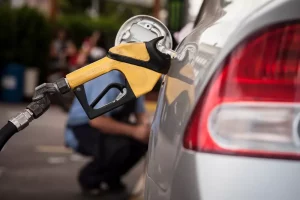 Preços dos combustíveis voltaram a cair nos postos na semana; preço médio da gasolina é o menor do ano