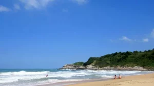 ‘Retrocesso’, dizem naturistas sobre proposta de proibir nudismo em praia de Balneário Camboriú