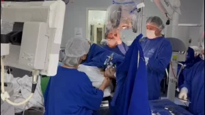 Paciente fica acordada durante cirurgia para retirada de tumor no cérebro, em Curitiba