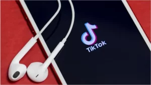 O que nos deixa tão viciados no TikTok, segundo a Ciência