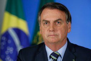 Bolsonaro sanciona projeto que fixa piso salarial para enfermeiros, técnicos, auxiliares e parteiras