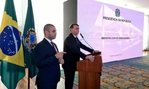 Ministro do TSE manda TV Brasil e redes sociais excluírem vídeo de reunião de Bolsonaro com embaixadores