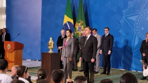 Bolsonaro recebe coração de Dom Pedro I na rampa do Palácio do Planalto