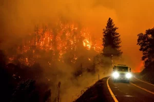 Califórnia registra maior incêndio do ano, e 2.000 moradores deixam casas