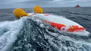 Navegador sobrevive 16 horas em bolha de ar de barco virado no Atlântico