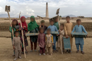 Na luta pela sobrevivência, crianças trabalham arduamente em fábricas de tijolos no Afeganistão