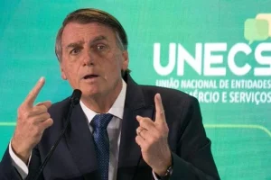 Bolsonaro diz lamentar decisão de Barroso sobre piso de enfermeiros