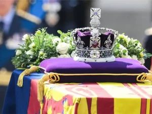 Funeral da Rainha Elizabeth II: a história da impressionante coroa sobre o caixão da monarca