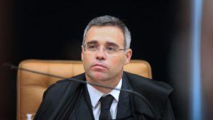Mendonça libera reportagens do UOL sobre compra de imóveis em dinheiro vivo pela família Bolsonaro
