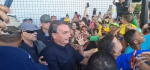 Alta rejeição de Bolsonaro amplia desânimo na campanha, que passa a culpar o próprio presidente