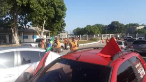 Professor civil de colégio militar recebe voz de prisão por desacato após se recusar a tirar adesivo e bandeira do PT do carro em Belém