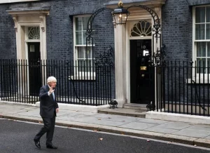 Rainha aceita renúncia de Boris Johnson, que sinaliza querer voltar ao comando do Reino Unido