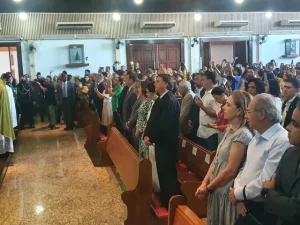 Bolsonaro participa de missa em Brasília com ministros e integrantes de campanha