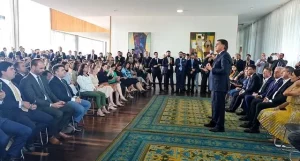 Em campanha, Bolsonaro recebe governadores e deputados reeleitos e pede desculpas: ‘Falei demais muitas vezes’