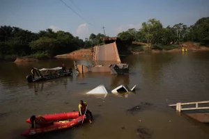 Buscas por desaparecidos após queda de ponte em rodovia no AM entram no 4º dia