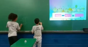 Conheça estratégias de alfabetização em escolas públicas que lutam para evitar que crianças cheguem aos 8 anos sem saber ler ‘vovô’