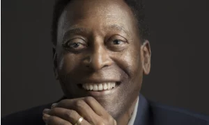 Corpo de Pelé chega à Vila Belmiro para velório