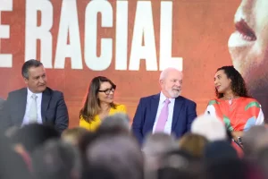 Lula sanciona projeto que obriga empregadores a incluir dados raciais em documentos trabalhistas