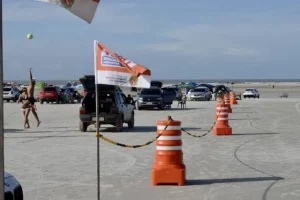 Medida mantém proibição de veículos em área de desova de tartarugas na Praia do Atalaia, em Salinas