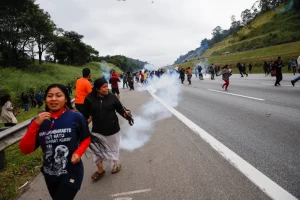 PM usa bomba de gás, balas de borracha e jato de água contra indígenas para liberar Rodovia dos Bandeirantes em SP