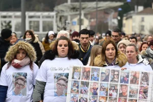 Quatro adolescentes que praticavam bullying com colega gay que se matou são condenados pela Justiça da França