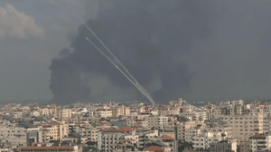 Israel faz ataque a porto de Gaza; Hamas ameaça atacar cidade próxima da região; ACOMPANHE