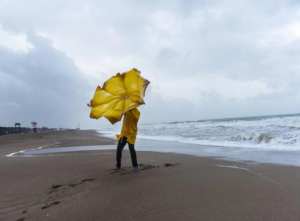 Novo ciclone em alto mar reforça chuva e vento no Sul