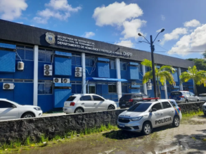 Homem mata irmão a tiros no meio da rua após discussão e é preso em flagrante