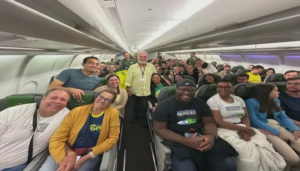 Avião da FAB decola de Israel com brasileiros resgatados; voo deve chegar a Brasília na madrugada