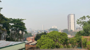 Fumaça de queimadas encobre Teatro Amazonas e outros prédios de Manaus