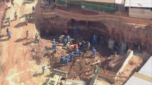 Trabalhadores são soterrados em construção de supermercado