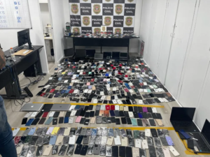 Polícia faz operação no Centro de SP contra grupo suspeito de receptar celulares roubados e apreende mais de mil aparelhos