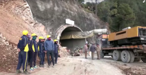 40 trabalhadores estão há um dia presos em túnel que desabou na Índia