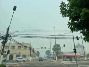 ‘Onda’ de fumaça se torna mais densa sobre Manaus e fenômeno já dura uma semana;