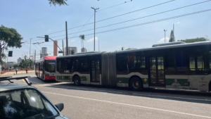 Bloqueios fecham terminais de ônibus em SP; veículos são alvo de vandalismo