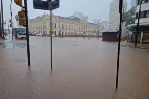 Chuva forte volta a inundar as ruas de Porto Alegre